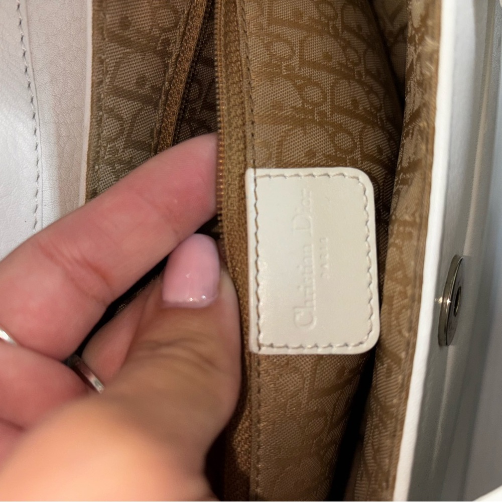 CHRISTIAN DIOR
White Leather Street Chic Columbus Avenue Multipocket Bag - Picture 11 of 16
